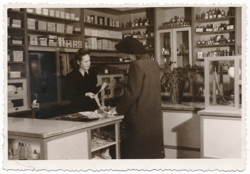 foto Viljandi Tartu tn 6, Viljandi Segakaubastu tööstuskaupade pood (nr 19), sisevaade, müüja Maimu Aasa, 1940 foto Ed. Saar