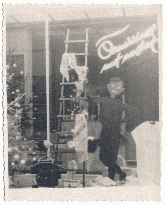 foto Viljandi Tartu tn 6, kaubastu kauplus nr 19. Galanterii, vaateaken Õnnelikku uut aastat, kunstnik Evald Reier (Eia) u 1960