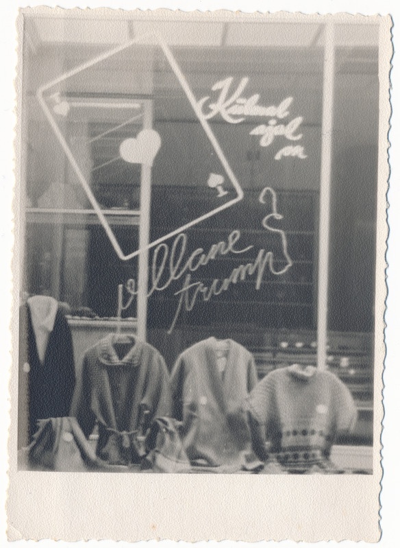 foto Viljandi Tartu tn 6, kaubastu kauplus nr 19 Galanterii, vaateaken: Külmal ajal on villane trump, kunstnik Evald Reier (Eia) u 1960