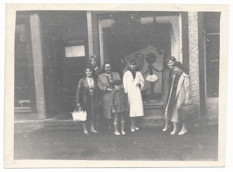 foto Viljandi Tartu tn 6, kaubastu kauplus nr 19, Galanterii, vaateaken, kunstnik Evald Reier (Eia), müüjad u 1960
