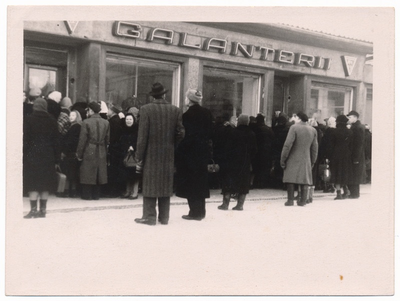 foto Viljandi Tartu tn 6, kaubastu kauplus nr 19, Galanterii, pikk järjekord, u 1960