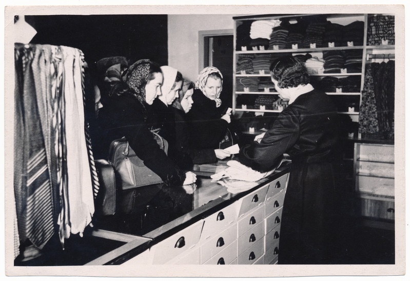 foto Viljandi Tartu tn 6, kaubastu kauplus nr 19  Galanterii, sisevaade, müüja, ostjad, u 1965