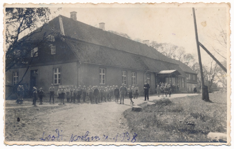 foto Paistu khk Loodi koolimaja (endine mõisa peahoone), ees õpilased, 1938 (postkaardi saatnud E. Lillak emale emadepäevaks