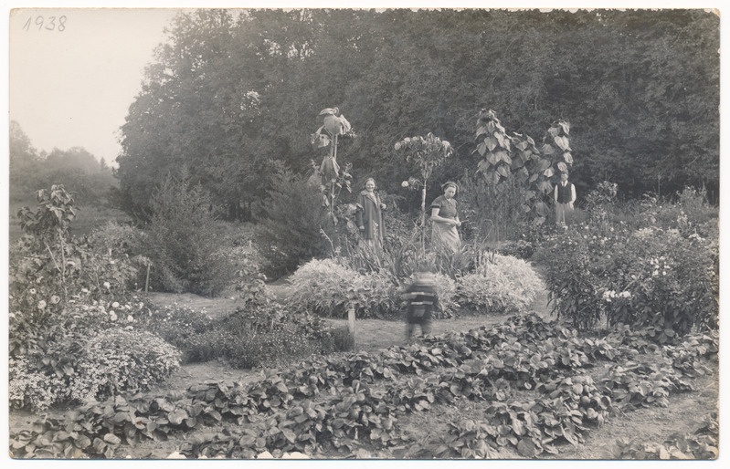 foto Paistu khk Loodi kool, aed, keskel E. Lillak, 1938