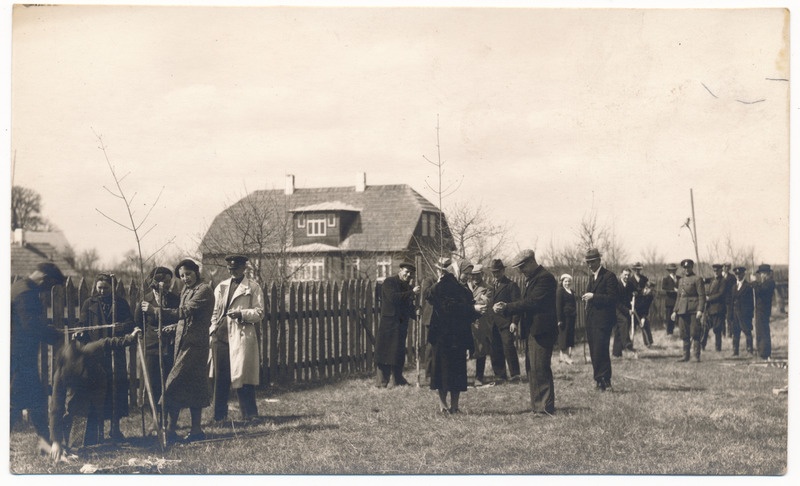 foto Paistu khk, kodukaunistamise päev, Paistu rahvamaja juures puude istutamine, 1939 foto A. Järvekülg (kodukaunistamise päev)