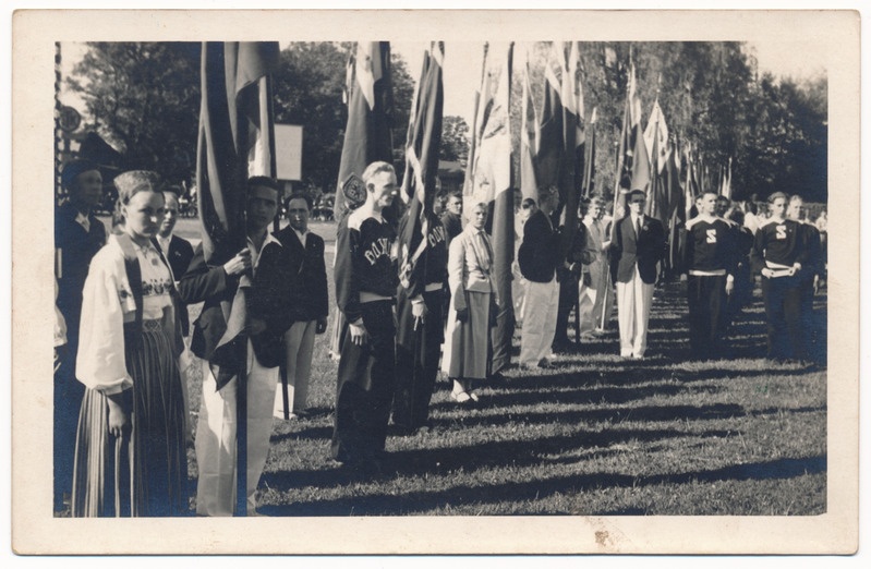foto II Eesti Mängud, pidulik avamine, lipud, paremal Viljandi spordiklubi Sakala liikmed, 1939 Tallinn, Kadrioru staadion