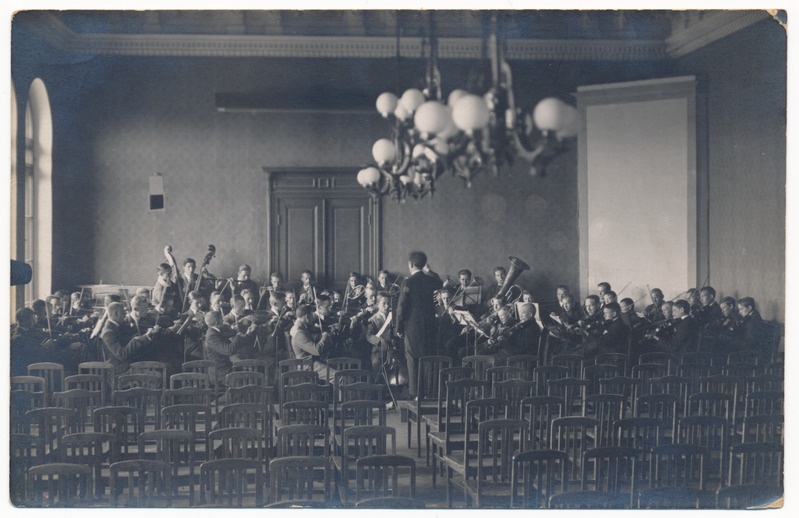 foto Viljandi Poeglaste gümnaasium, Uueveski tee 1, saal, kooliorkester, dirigent K. Grünvald, 1925, tagaküljel pühendus Ella Lillakule