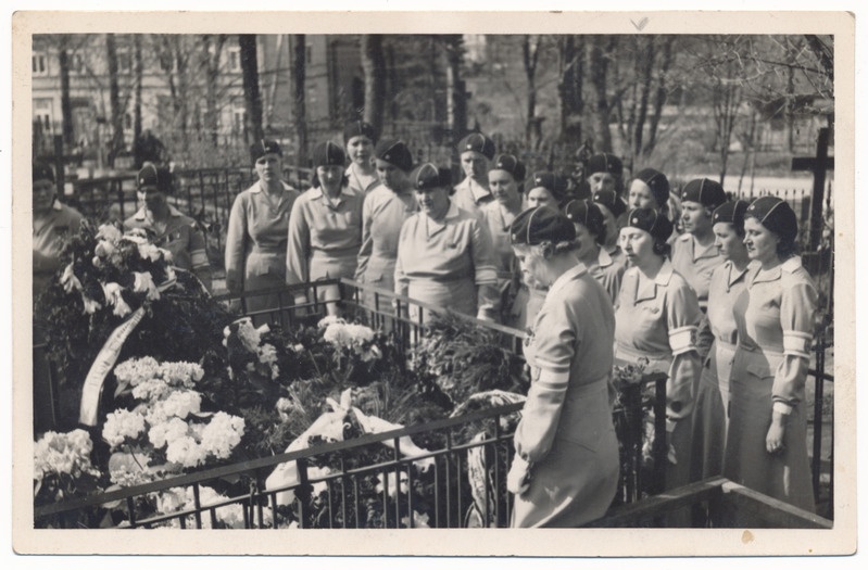 foto Naiskodukaitse Sakalamaa ringkond 10, pärgade panek J. Laidoneri ema Mari hauale, juuni 1938 Pauluse koguduse surnuaed (Viljandi Vana kalmistu)