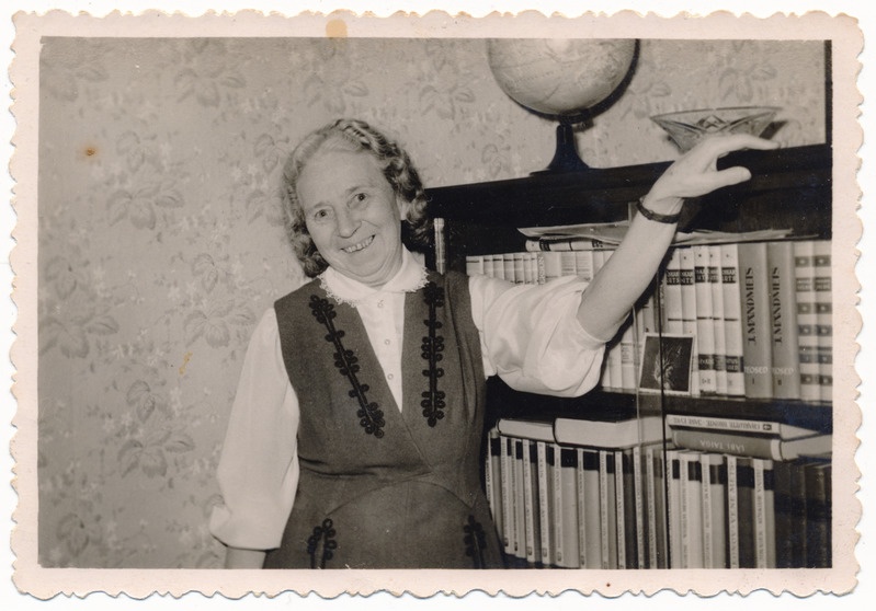 foto Ella Kallas, sünd Lillak, tantsuõpetaja, koorijuht, raamaturiiul, u 1965 kodus Viljandi, Meeme tn 5