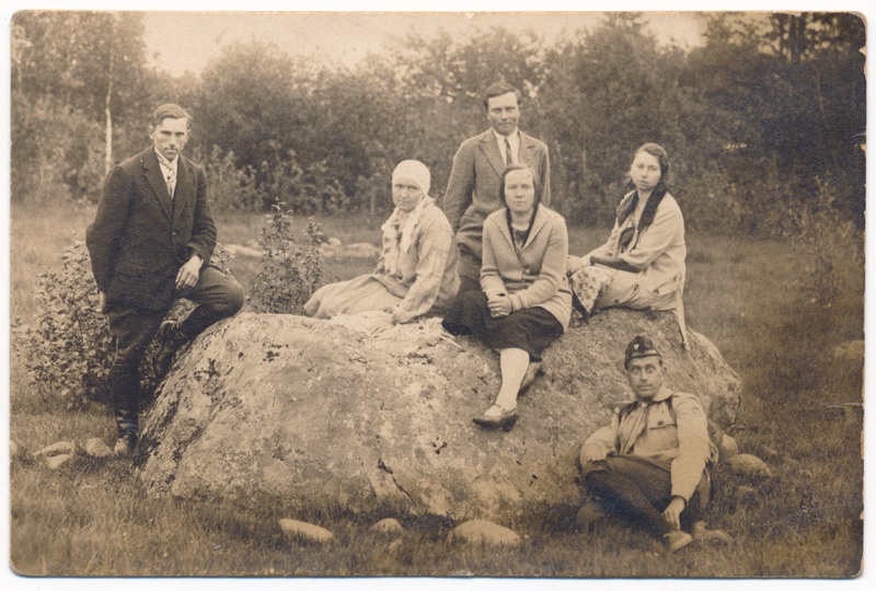 foto Viljandi khk Lillaku talu, kivil pere lapsed: Johanna, Hilda, Ella ja Jaan Lillak, ees paremal August Annus, Hilda mees, u 1931