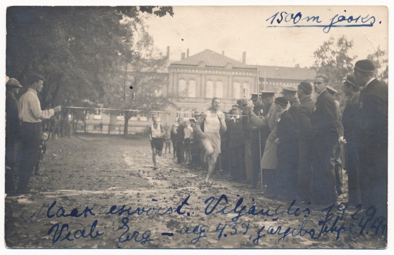 foto Viljandi Koolipark, spordivõistlused, 1500 m jooks, ees Johannes Erg, teine Ferdinand Jehpe, 1929
