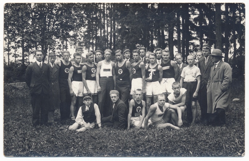 grupifoto Viljandi poeglaste gümnaasium, sportlased, treenerid sh J. Mager, J. Västrik, V. Kalam u 1935