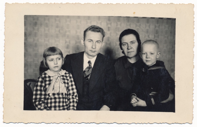 foto Eduard Juhansoo - Johanson (kooliõpetaja) ja pere, u 1940, Adavere algkooli juht 1928-1940