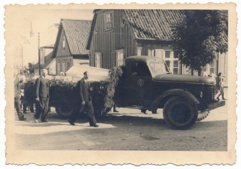 foto Viljandi Posti ja Tallinna tn nurk, matuserong, kirst veoauto ZIS-150 kastis, autotranspordibaas nr 8, u 1950