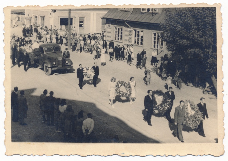 foto Viljandi Tallinna tn, matuserong, pärjad, kirst veoautol ZIS-150, tagaplaanil maja nr 8, u 1950