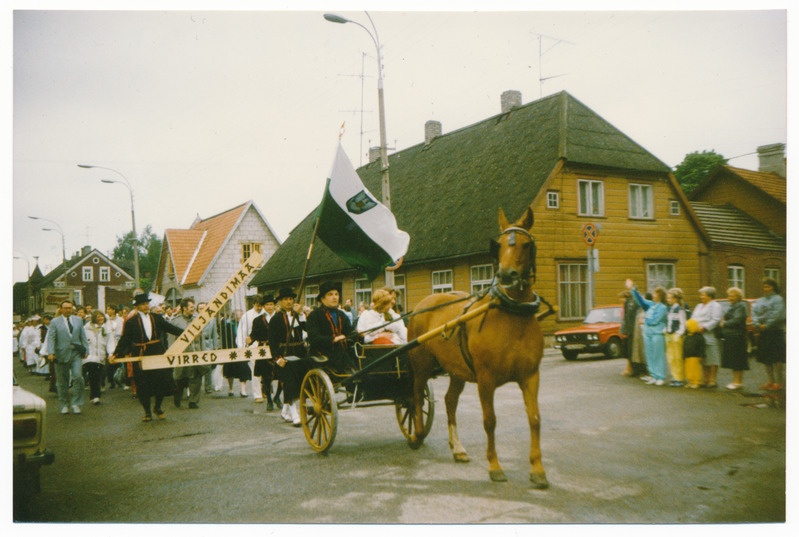 värvifoto Viljandimaa Virred, rongkäik, ees hobune vankriga, Tallinna-Kauba tn ristmik, 1991