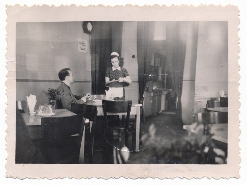 foto kohvik Viljandi, Kingissepa (Lossi) tn 31, sisevaade, saal, ettekandja Elgi Saat, külastaja, u 1955