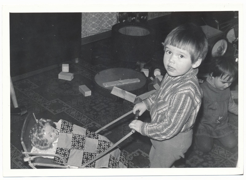 foto Viljandi, laps, nukukäru, nukk, mänguklotsid 1985, foto T. Parre