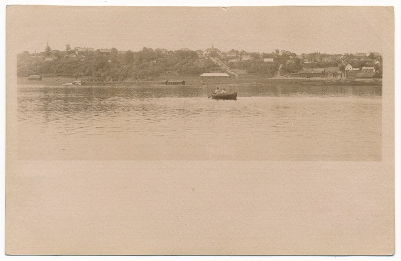 fotopostkaart albumis, Viljandi järv, paat, taga mäeveerul linn, keskel Trepimägi (ehitus) 1901, foto T. Parri