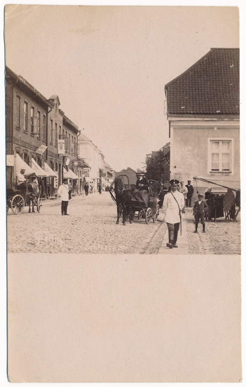 fotopostkaart albumis, Viljandi Lossi tn (Kauba ja Tartu tn vahel), kordnikud, voorimees 1901, foto T. Parri