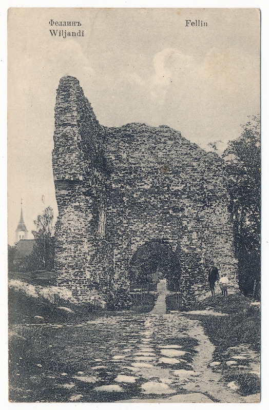 trükipostkaart albumis, Viljandi Kaevumägi, lossivärav u 1910