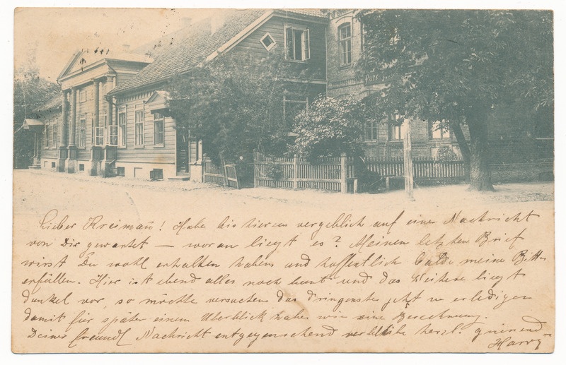 trükipostkaart albumis, Viljandi Posti-Lossi tn ristmik, par. Park-hotel (Lossi tn 35), mõisnike kasiino (Posti tn 11) u 1903