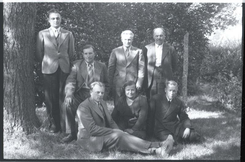 Kuus meest ja naine puu juures (Elva laat)