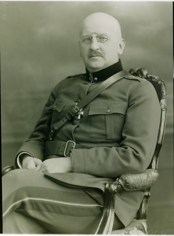 Sõjaväe Tervishoiuvalitsuse ülem sanitaarkindralmajor Arthur Lossmann.