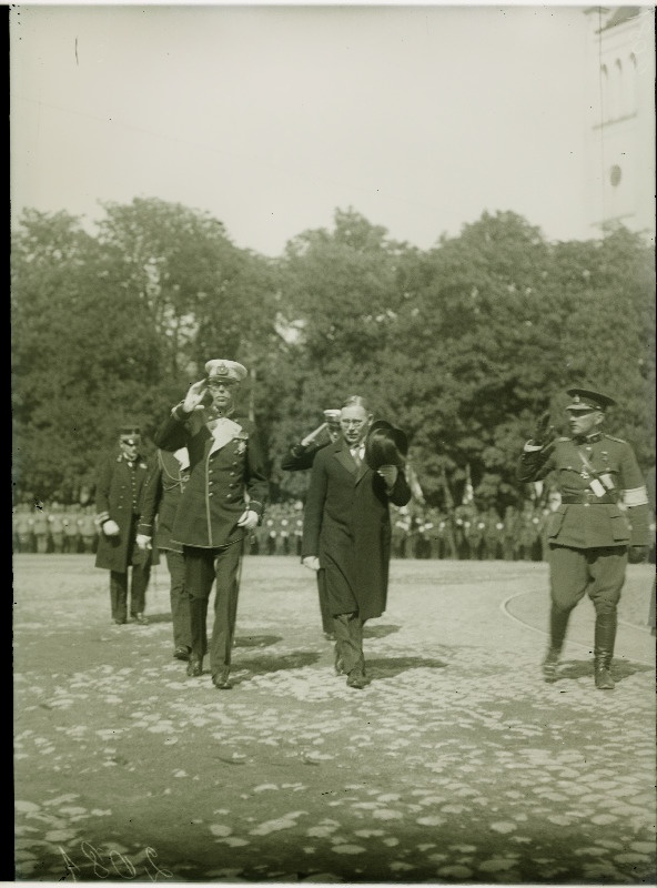 Rootsi kuningas Gustav Viies ja Eesti riigivanem A. Rei paraadi tervitamas.