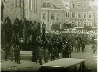 Rootsi kuningas Gustav Viies Tallinna raekotta sisenemas.  similar photo