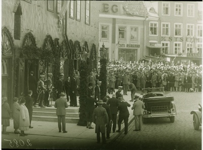 Rootsi kuningas Gustav Viies lahkub Tallinna raekojast.  similar photo