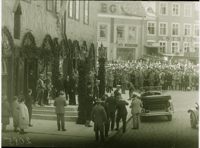Rootsi kuningas Gustav Viies lahkub Tallinna raekojast.  duplicate photo