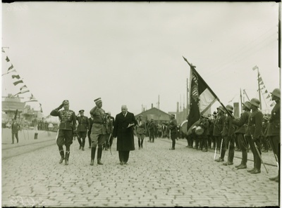 Eesti riigivanem J. Teemant ja Rootsi kroonprints Gustav Adolf mööduvad aukompaniist Tallinna sadamas.  duplicate photo