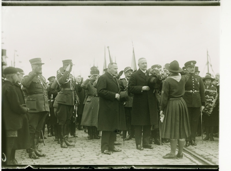 Eestisse külaskäigule saabunud Soome president Relander Tallinna sadamas. Presidendist vasakul riigivanem J. Jaakson.