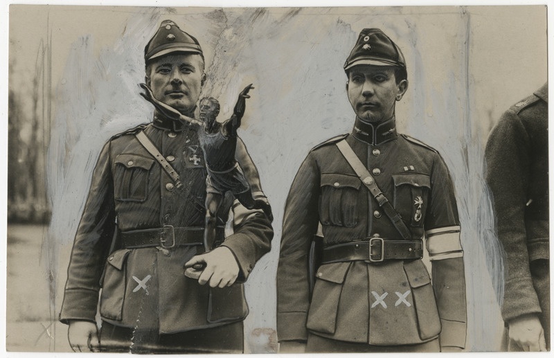 Kaitseliidu Tallinna maleva liikmete autasustamine 01.05.1929. Vasakul Lõuna malevkonna malevlane murdmaajooksu rändauhinnaga, paremal "esilaskurmeistri" aunimetuse pälvinud lipnik Silber