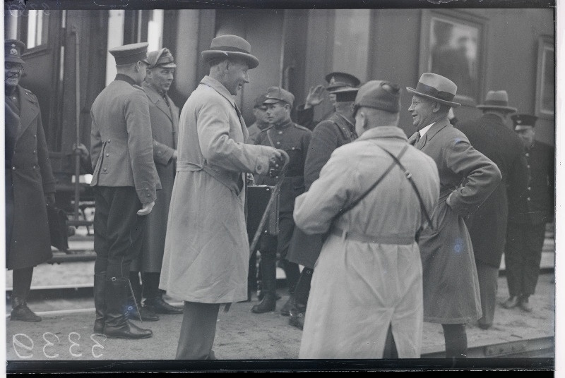 Grupp Eesti sõjaväelise organisatsiooni Kaitseliit liikmeid vestlemas.
