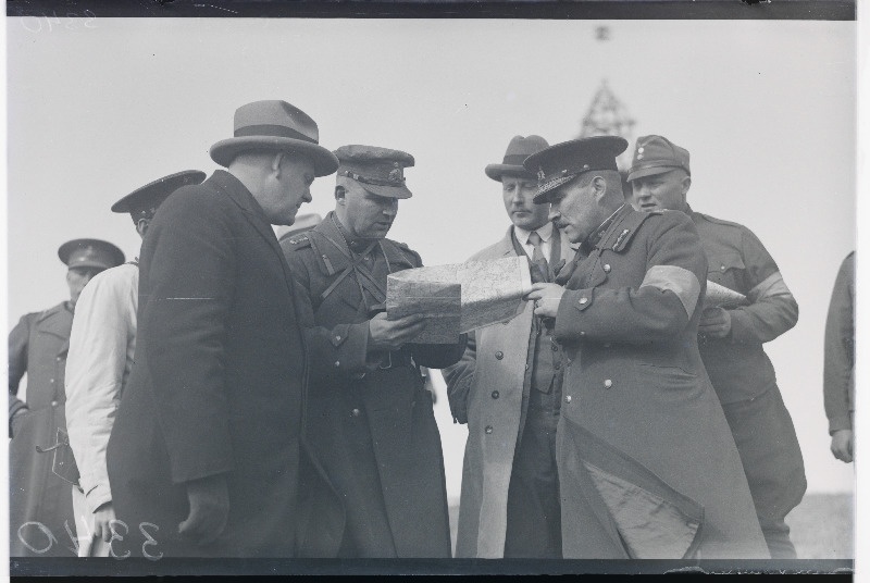 Grupp Eesti sõjaväelise organisatsiooni Kaitseliit liikmeid uurimas.
