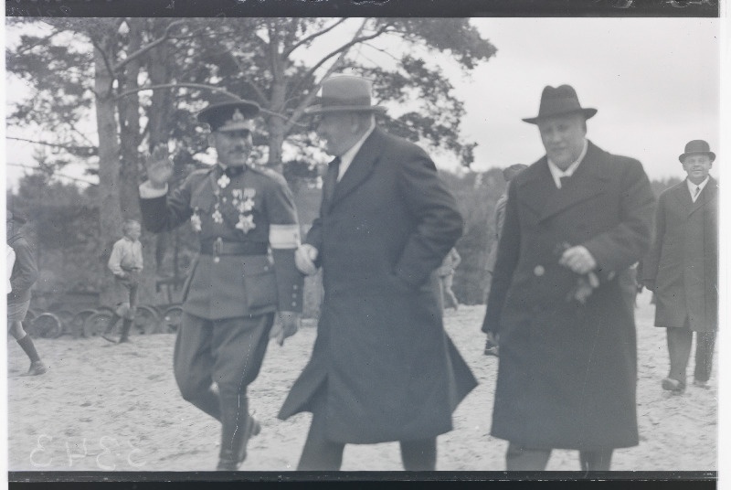 Soome Vabariigi president P.E. Svinhufvud külaskäigul Kaitseliidu malevas. Paremalt 1. Eesti Vabariigi riigivanem Teemant.