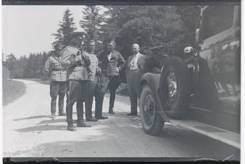 Grupp manöövreile saabunud Eesti sõjaväelise organisatsiooni Kaitseliit liikmeid.