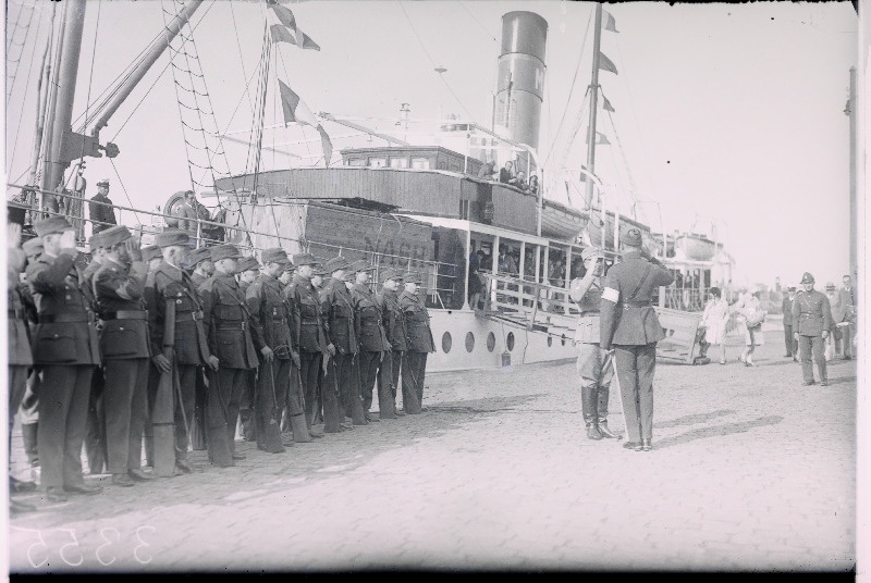 Eesti sõjaväelise organisatsiooni Kaitseliit liikmed sadamas.