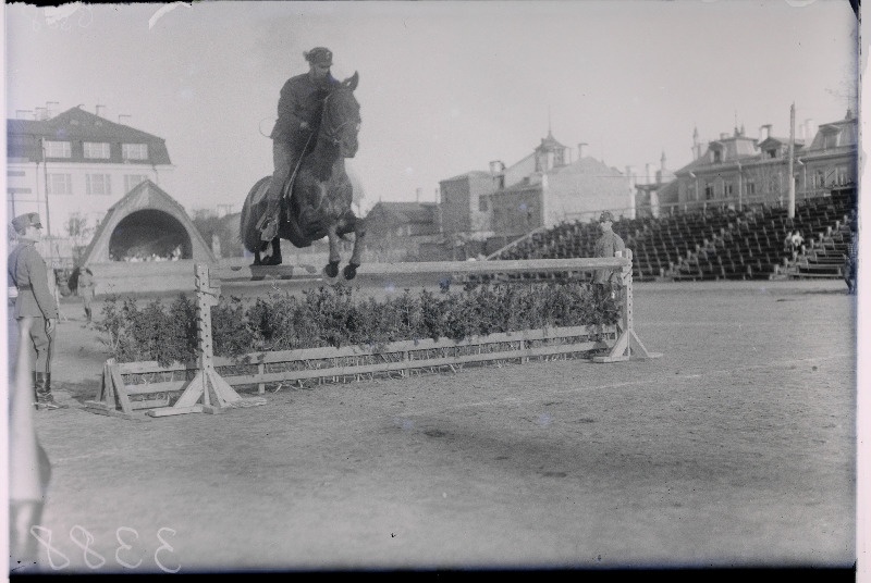 Eesti sõjaväelise organisatsiooni liige hobuse seljas tõket ületamas.