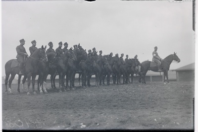 Eesti kaitseliitlaste eskadron teele asumas.  duplicate photo