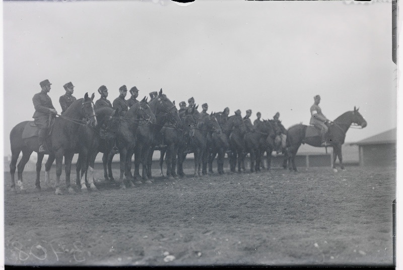 Eesti kaitseliitlaste eskadron teele asumas.