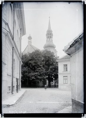 Toomkirik, Rahukohtu tänava poolt vaadatuna.  duplicate photo