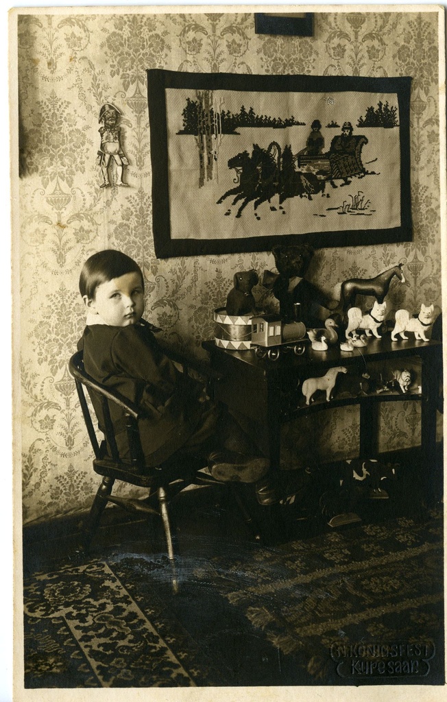 Jelena Ristkok väikese lapsena oma toas