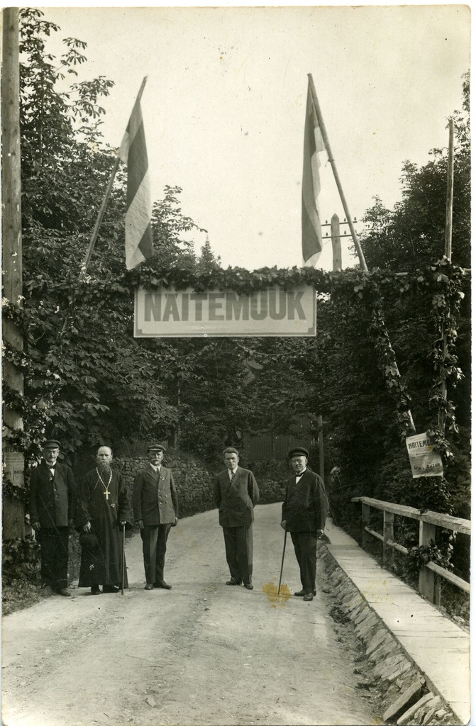 Apostliku õigeusu koguduse korraldatud näitemüük Lossihoovis: reklaam ja lipud kindlusesse viival teel