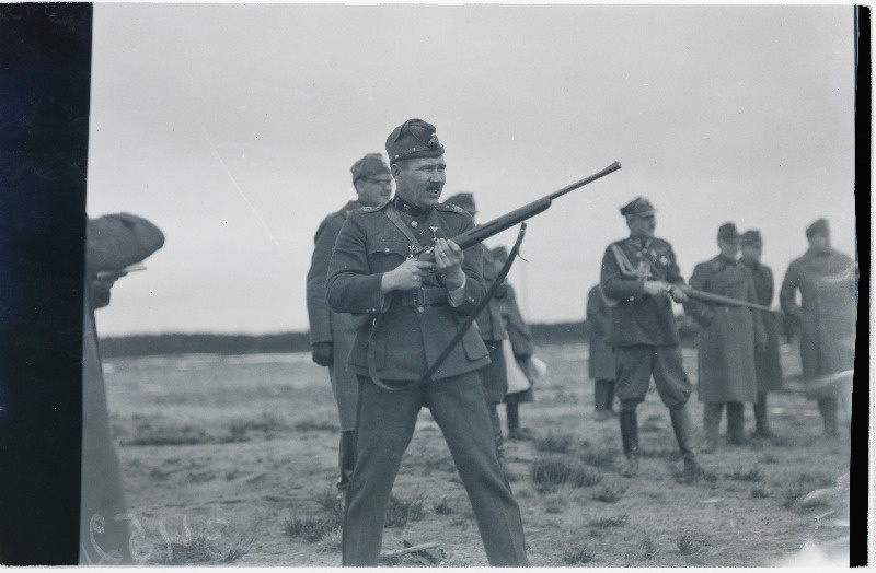 Eesti kaitseliitlased laskevõistlustel.