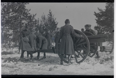 Eesti kaitseliitlased suurtükiväelaste õppustel.  similar photo