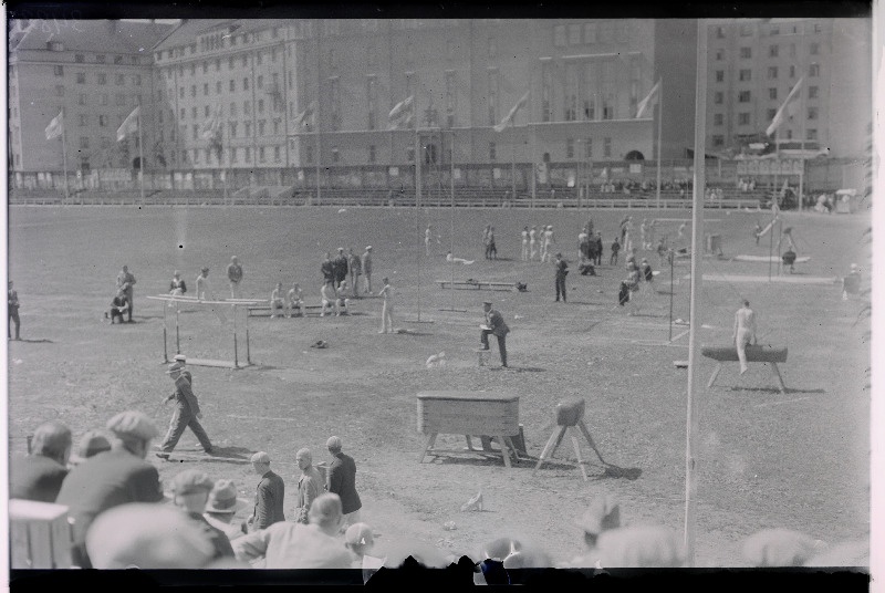 Eesti kaitseliitlased staadionil sportliku võimlemisega tegelemas.