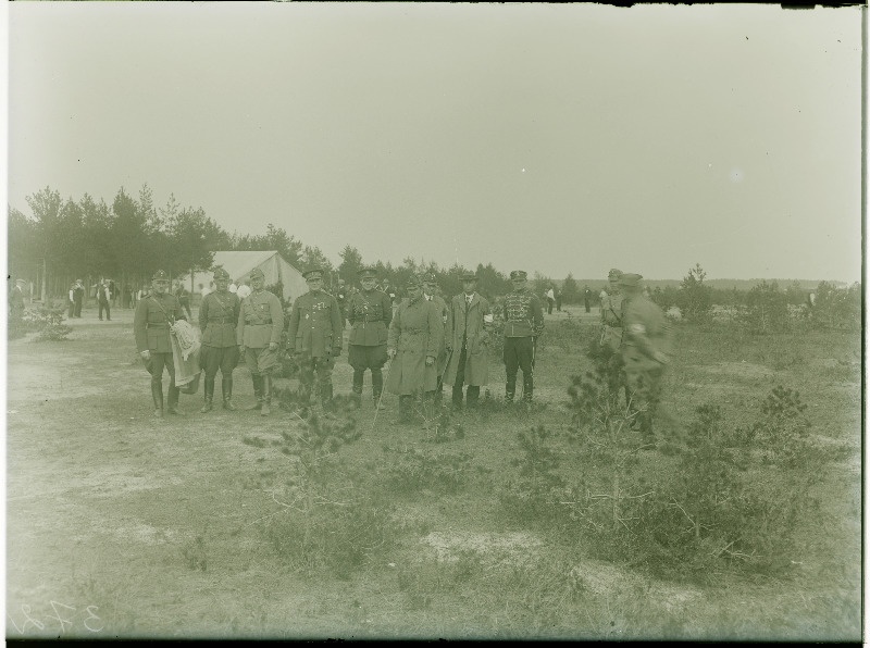 Kõrgemad ohvitserid Kaitseliidu laagris.